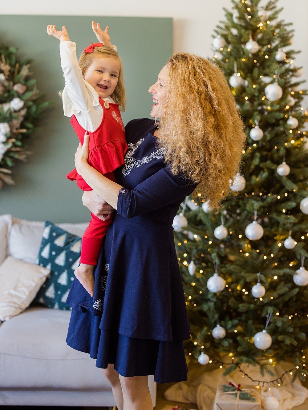 Modré šaty pre ženy s vyšívkou