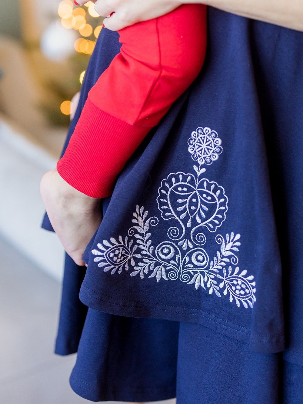 Šaty s dlhým rukávom s ľudovým motívom