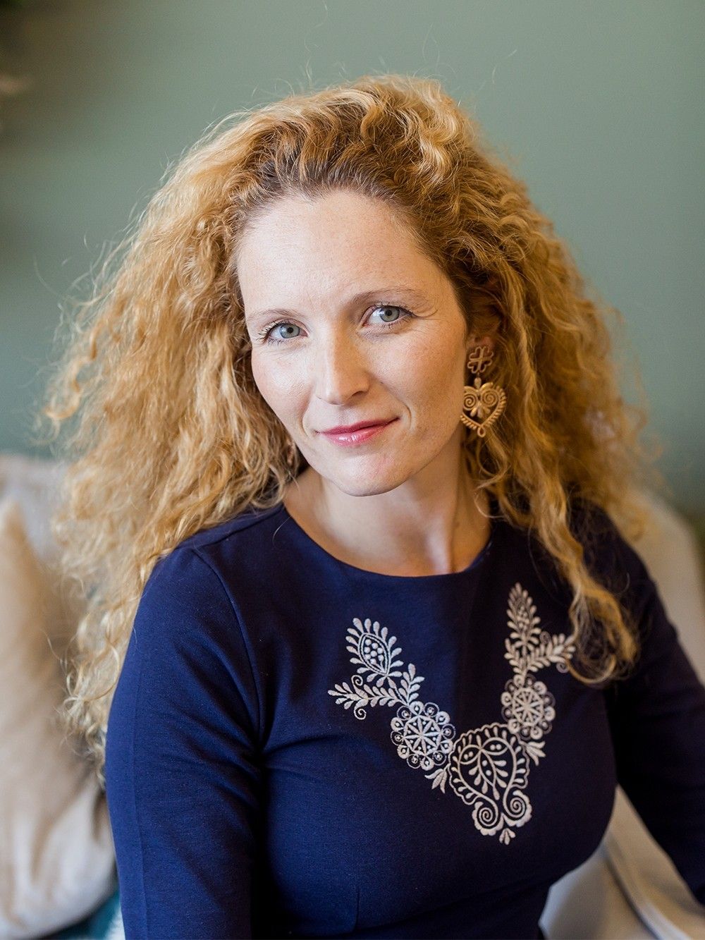 Výšivka ľudová na šatách